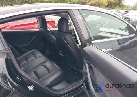 2018 Tesla Model 3 Long Range/Mid Range z USA, uszkodzony, nr VIN 5YJ3E1EA9JF046855